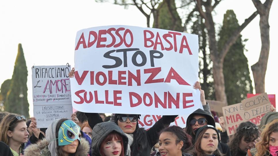 Una manifestazione contro la violenza sulle donne