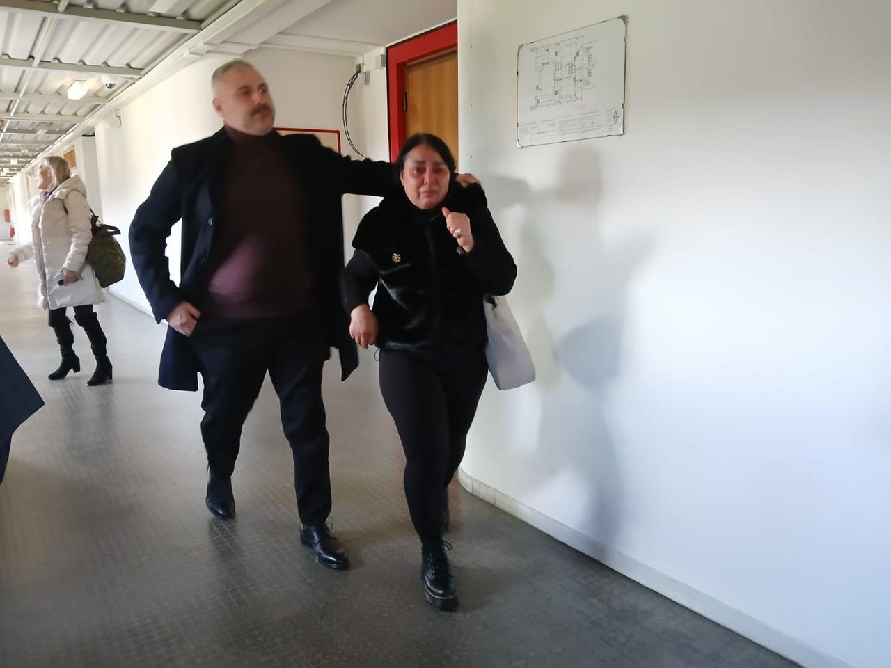 
	Maria Cristina Paun, madre di Denisa, all'uscita dall'aula

