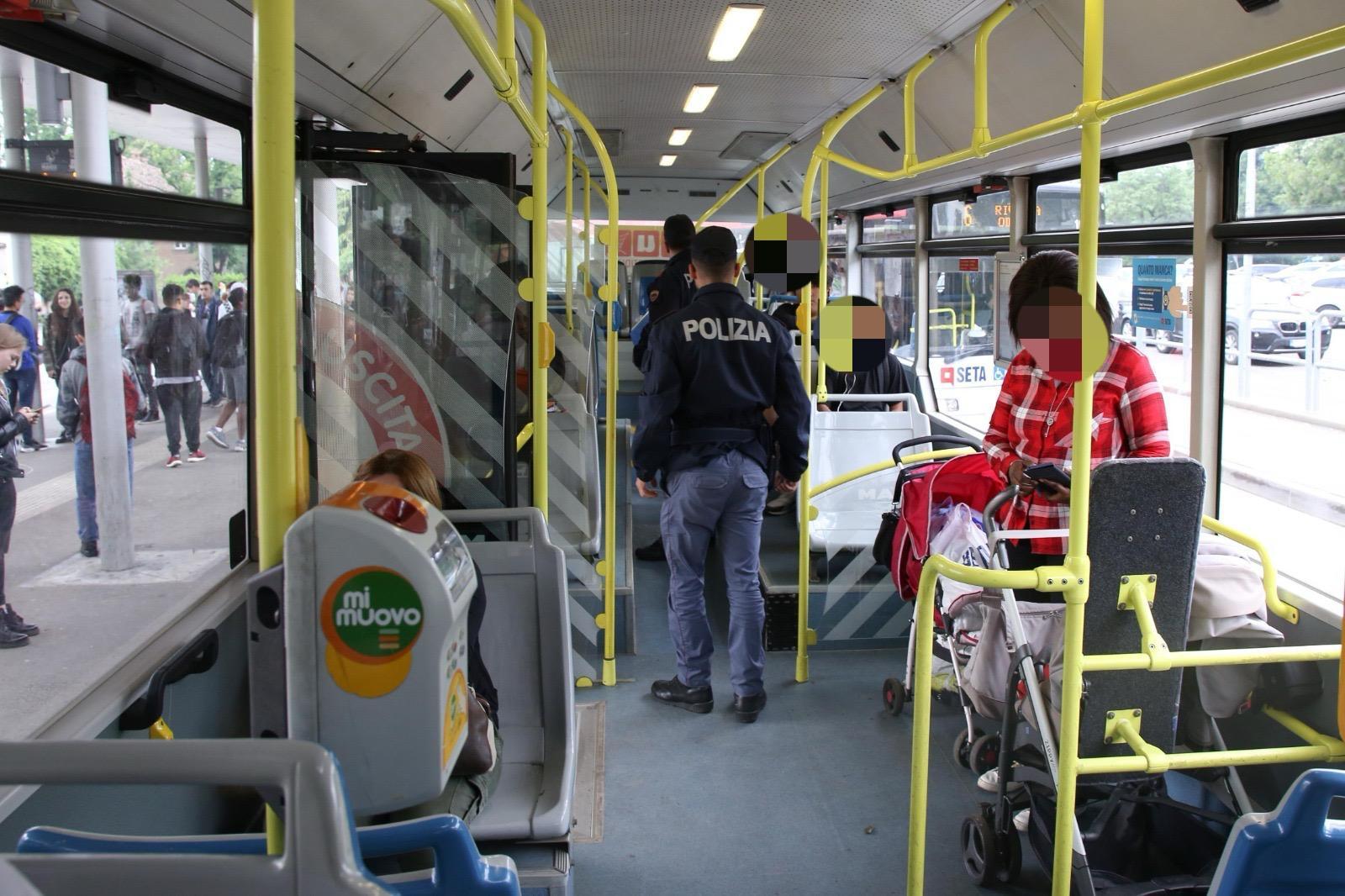 Poliziotti su un bus (foto d'archivio)