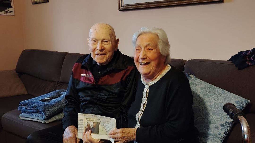 Settant’anni d'amore: Ermes e Carola svelano il segreto per le "nozze di Titanio": «E anche oggi me la bacio ancora»