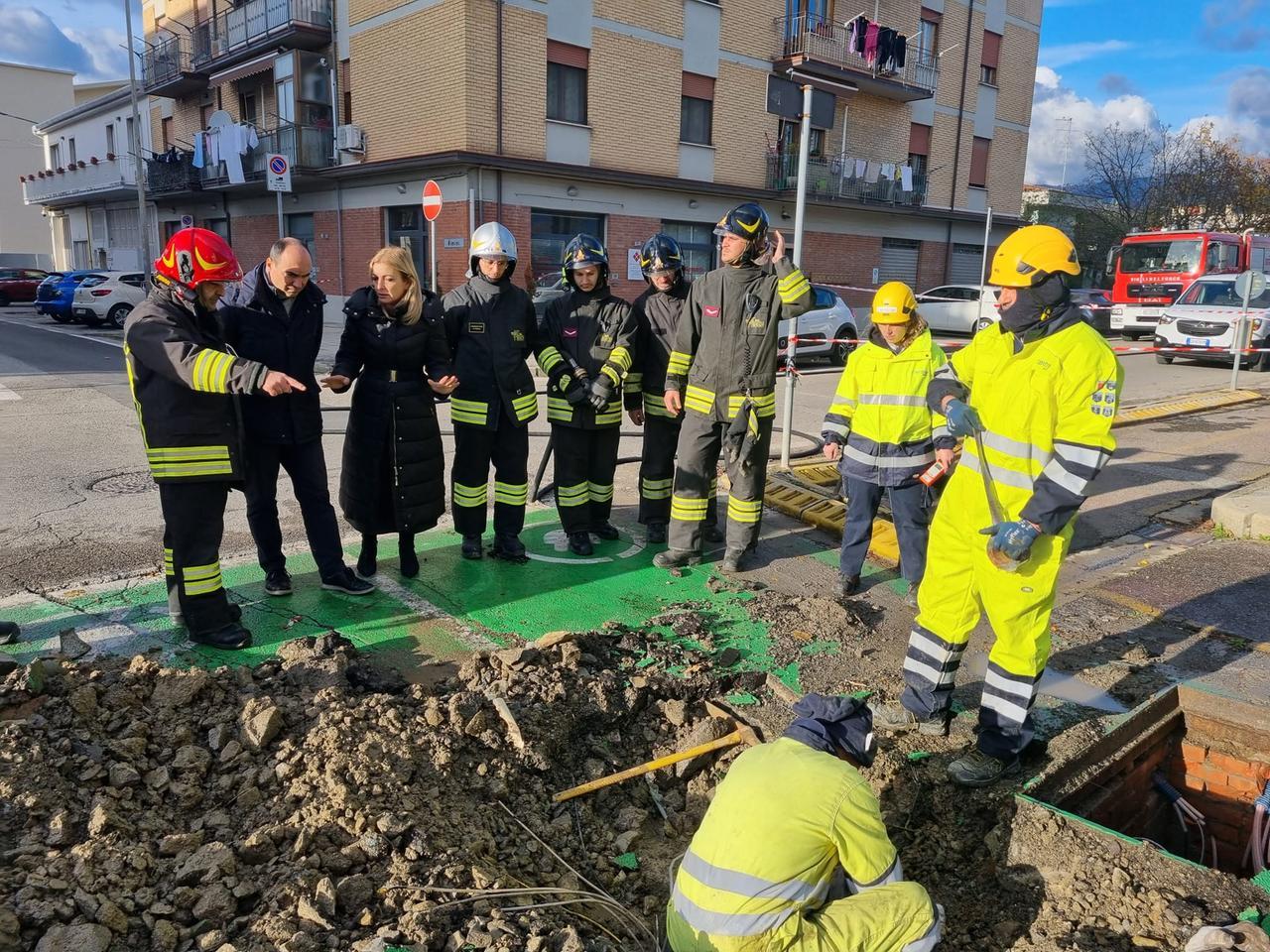 
	Il sindaco Calamai coi vigili del fuoco e gli operai sul luogo dell'incidente

