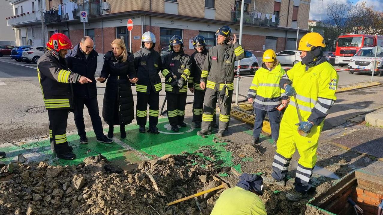 Il sindaco Calamai coi vigili del fuoco e gli operai sul luogo dell'incidente