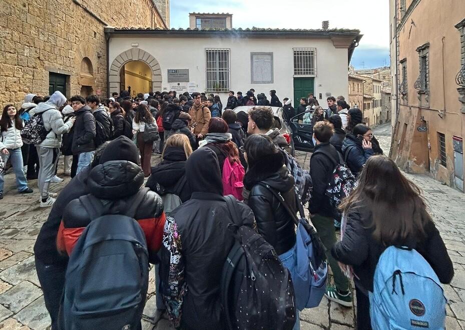 Gli studenti fuori dall'istituto