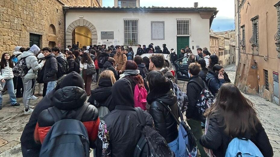 Gli studenti fuori dall'istituto