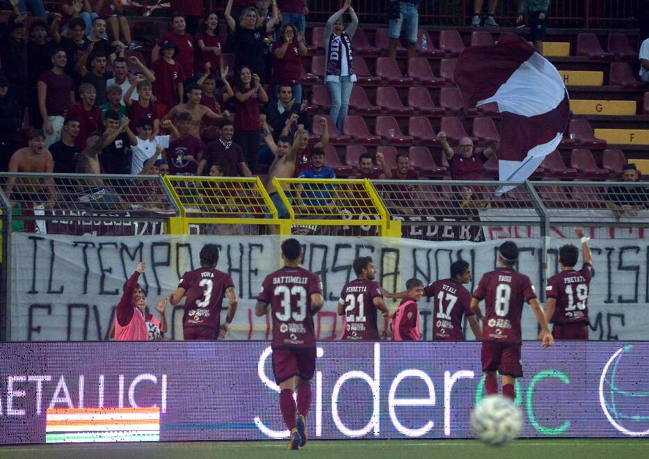 L'esultanza dei granata contro il Rimini (foto Stick)