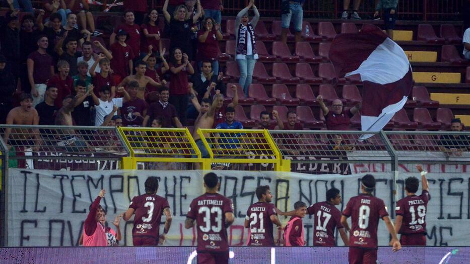 L'esultanza dei granata contro il Rimini (foto Stick)