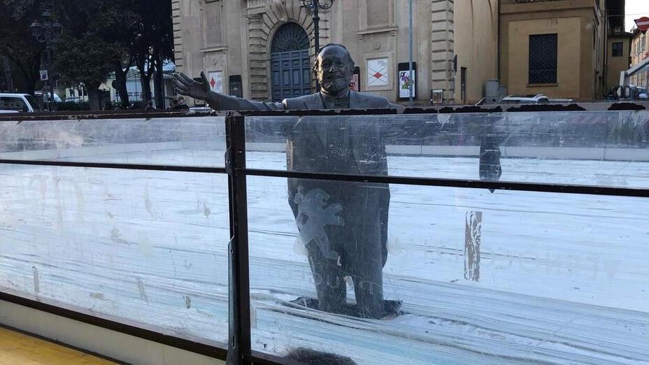 La statua imprigionata nella pista di ghiaccio
