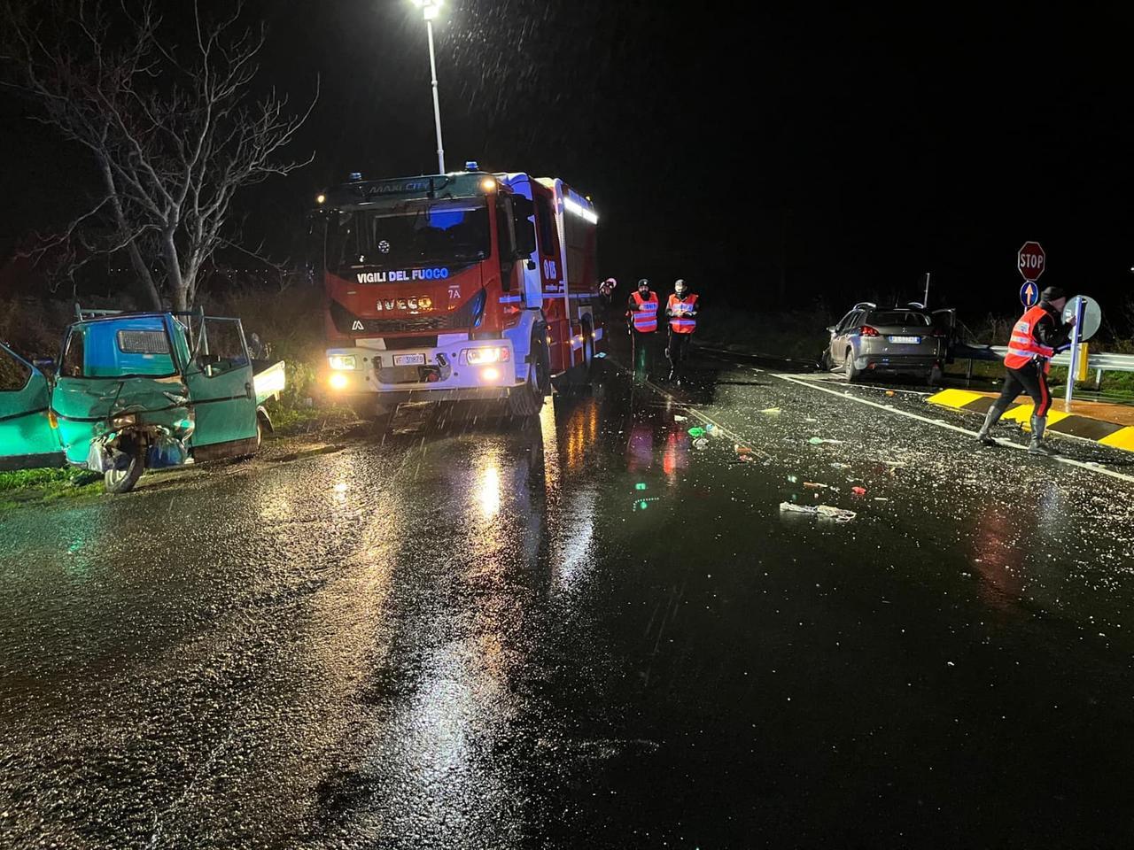Scontro tra un’Ape e un’auto sulla statale 196: quattro feriti