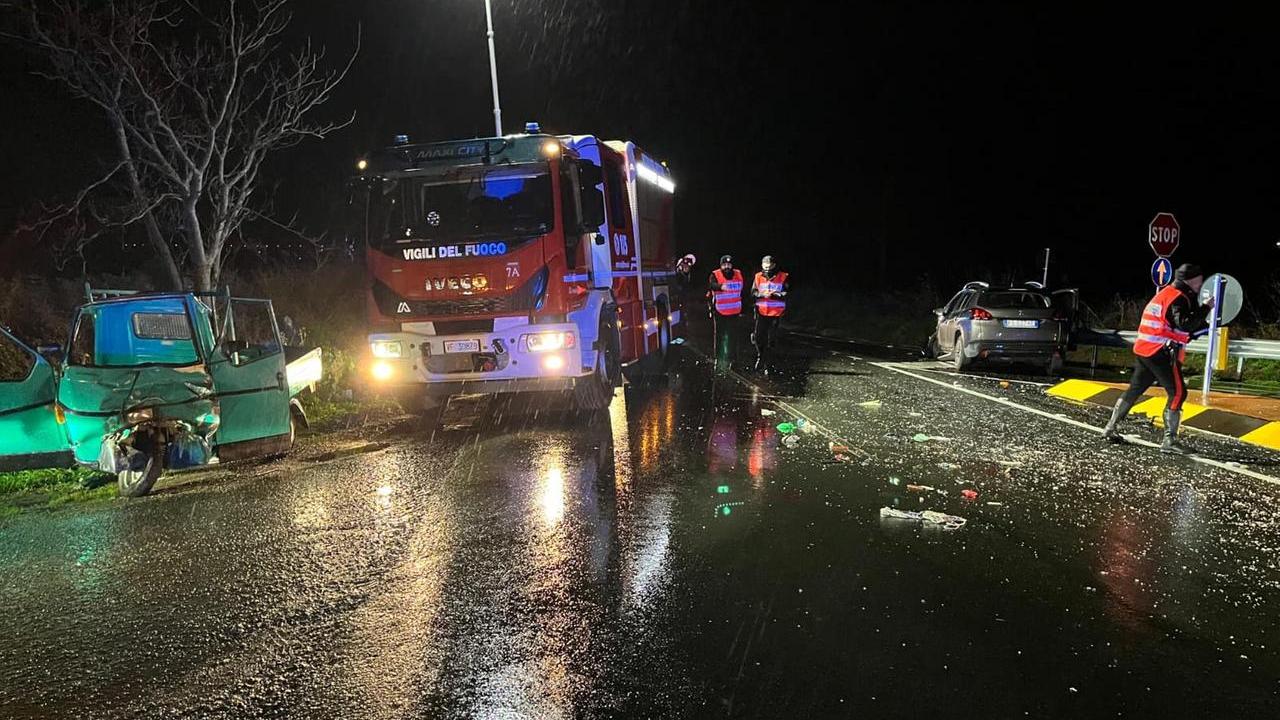 Scontro tra un’Ape e un’auto sulla statale 196: quattro feriti