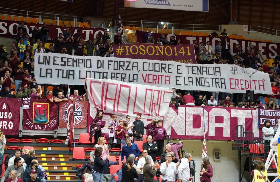 Lo striscione dedicato a Loris Rispoli (foto Stick)