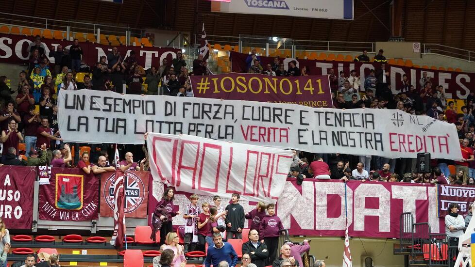 Lo striscione dedicato a Loris Rispoli (foto Stick)
