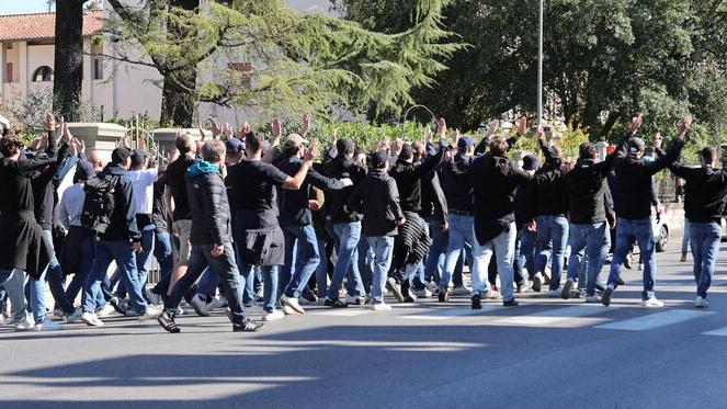 Gli ultras dell’Hellas Verona mentre raggiungono l’ingresso del settore ospiti dell’Arena dopo gli scontri in via Piave (Foto Stick)