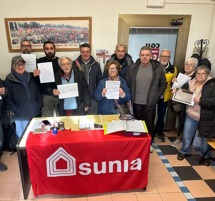 
	Un gruppo di assegnatari e proprietari degli alloggi

