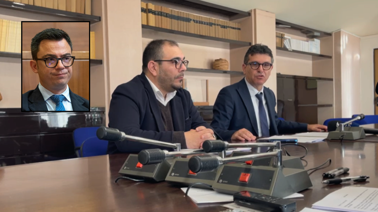 La conferenza stampa di Gian Franco Satta (a destra) con il suo collaboratore Francesco Piroddi, nel riquadro in alto Francesco Agus