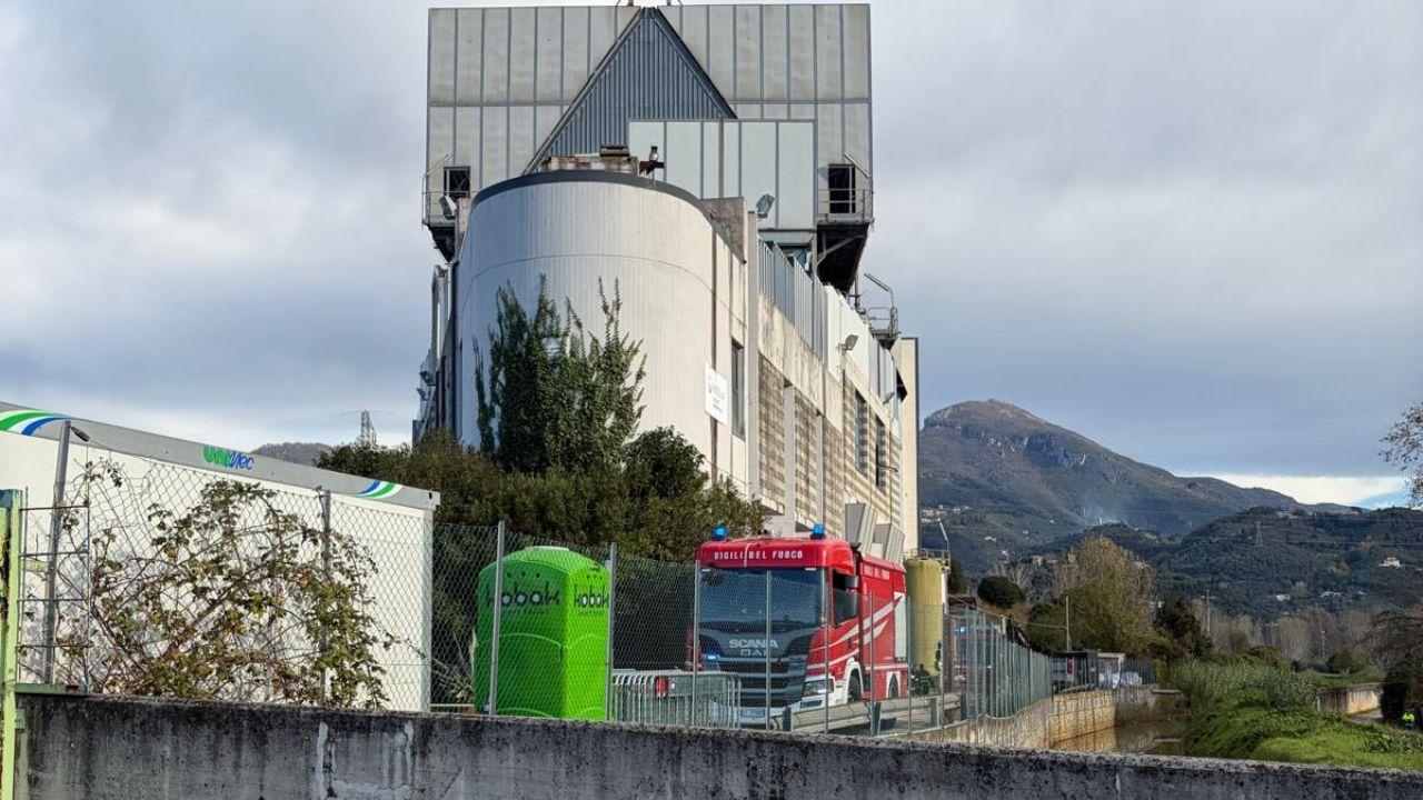 I vigili del fuoco all'impianto Ersu di Pietrasanta