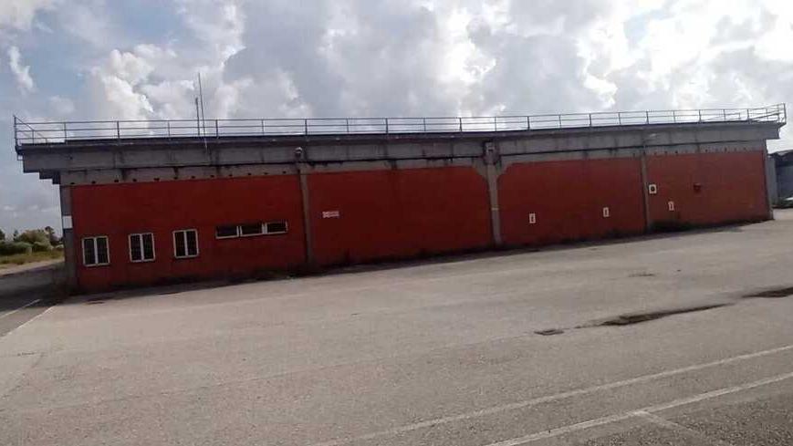 Il capannone che ospiterà l'impianto di riciclaggio di pannoloni e assorbenti (foto Pietro Barghigiani)