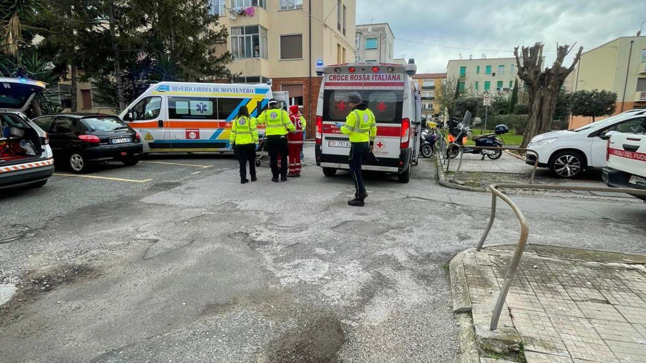 
	I soccorritori davanti allo stabile in cui &egrave; successa la tragedia

