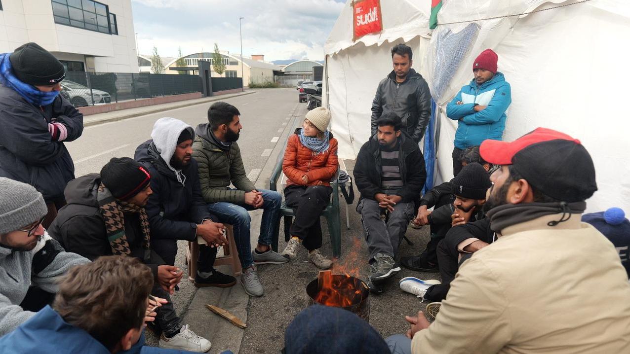 Greta Thunberg insieme agli operai licenziati dalla confezione L'Alba