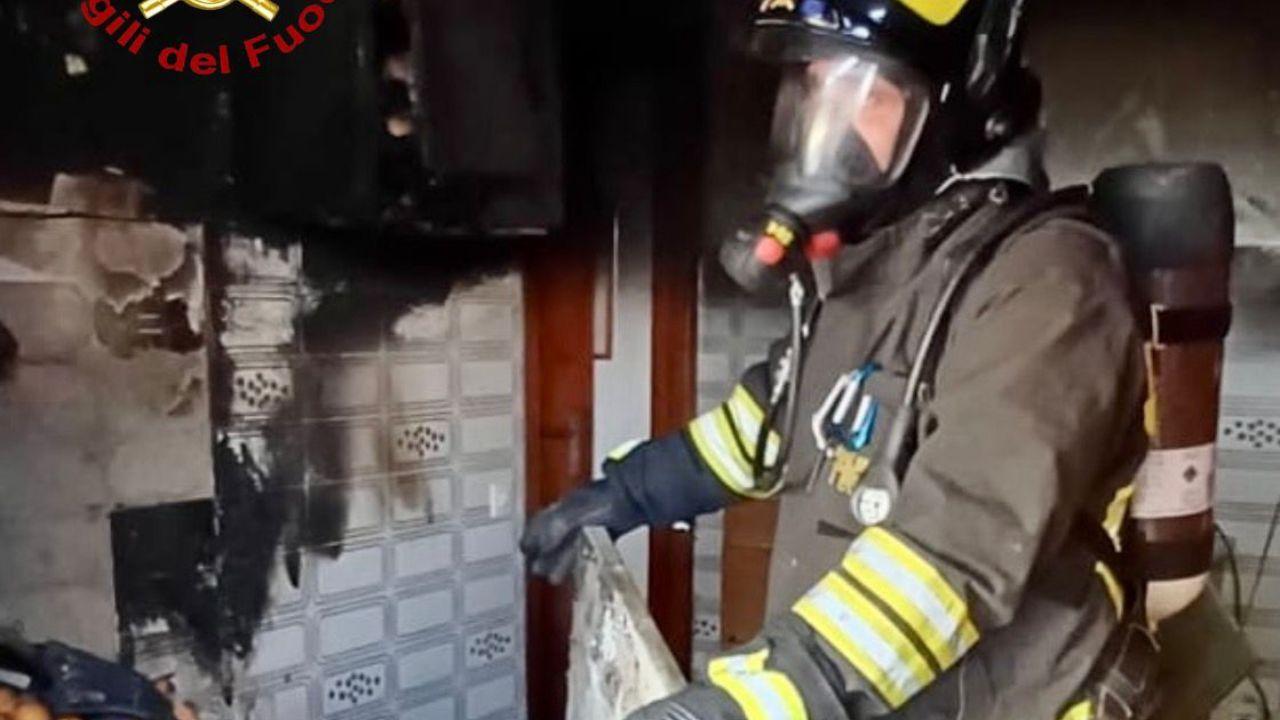 
	I vigili del fuoco hanno estinto le fiamme divampate nella cucina dell'appartamento

