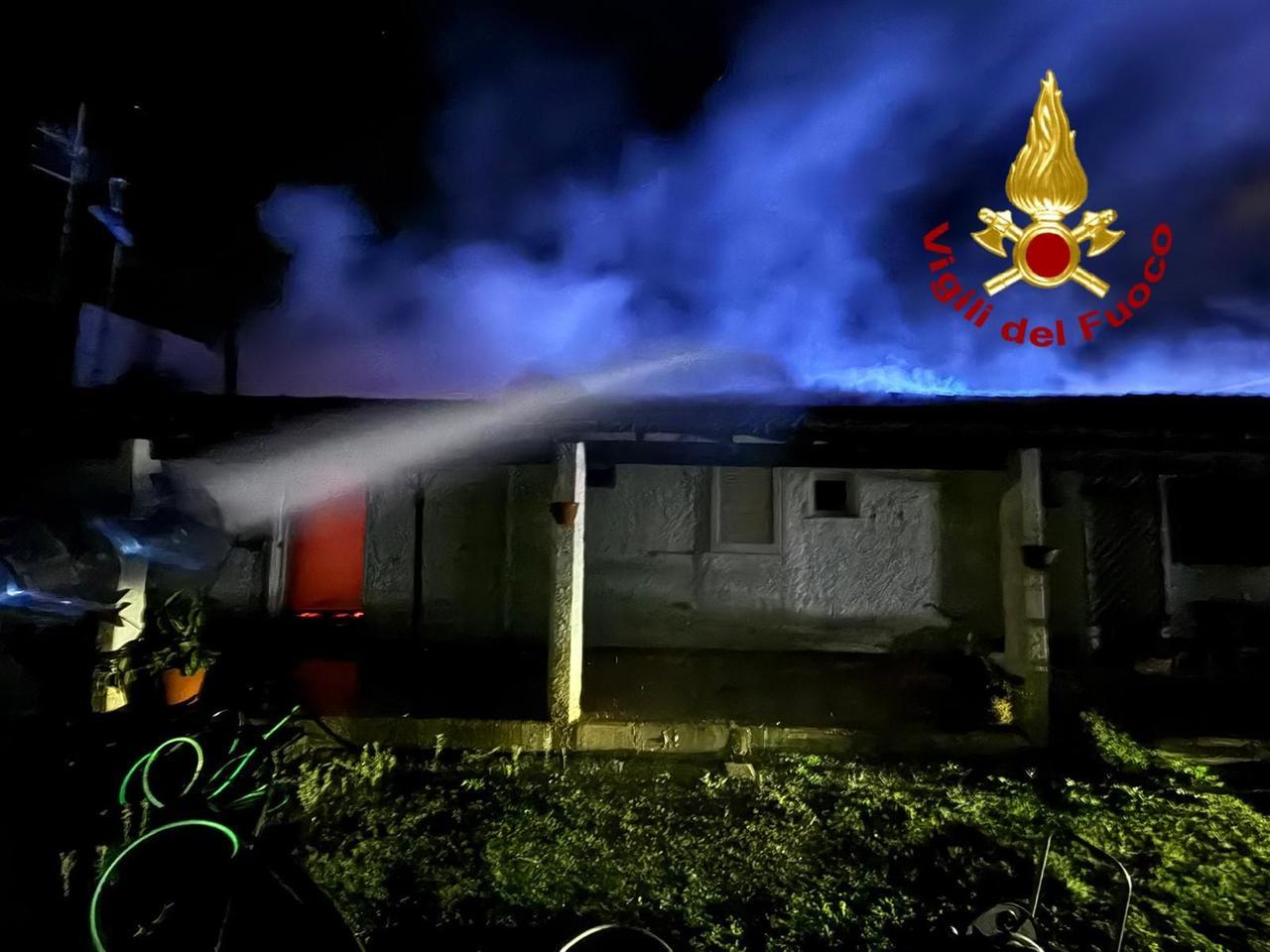 A fuoco un agriturismo sulla strada provinciale 34, indagini sulle cause