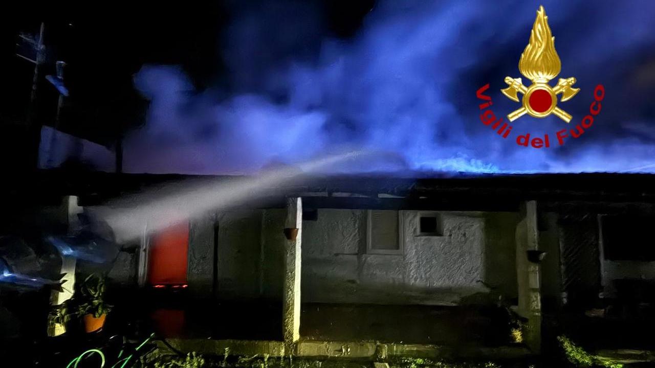 A fuoco un agriturismo sulla strada provinciale 34, indagini sulle cause