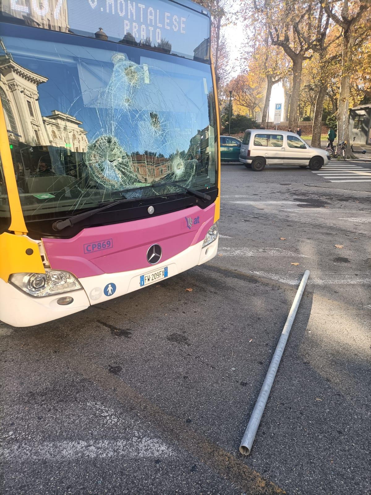 
	Il bus danneggiato in piazza della Stazione

