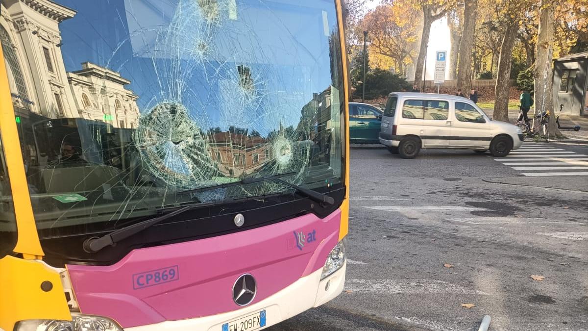 Il bus danneggiato in piazza della Stazione