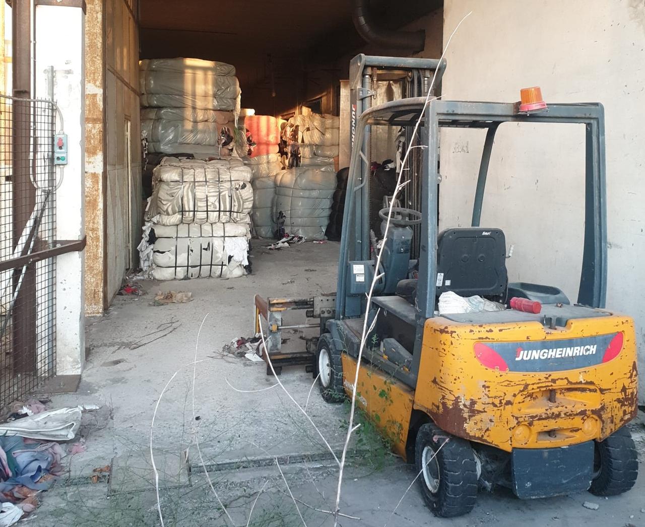 «Rifiuti e animali morti dentro il capannone», l’allarme a Tresigallo