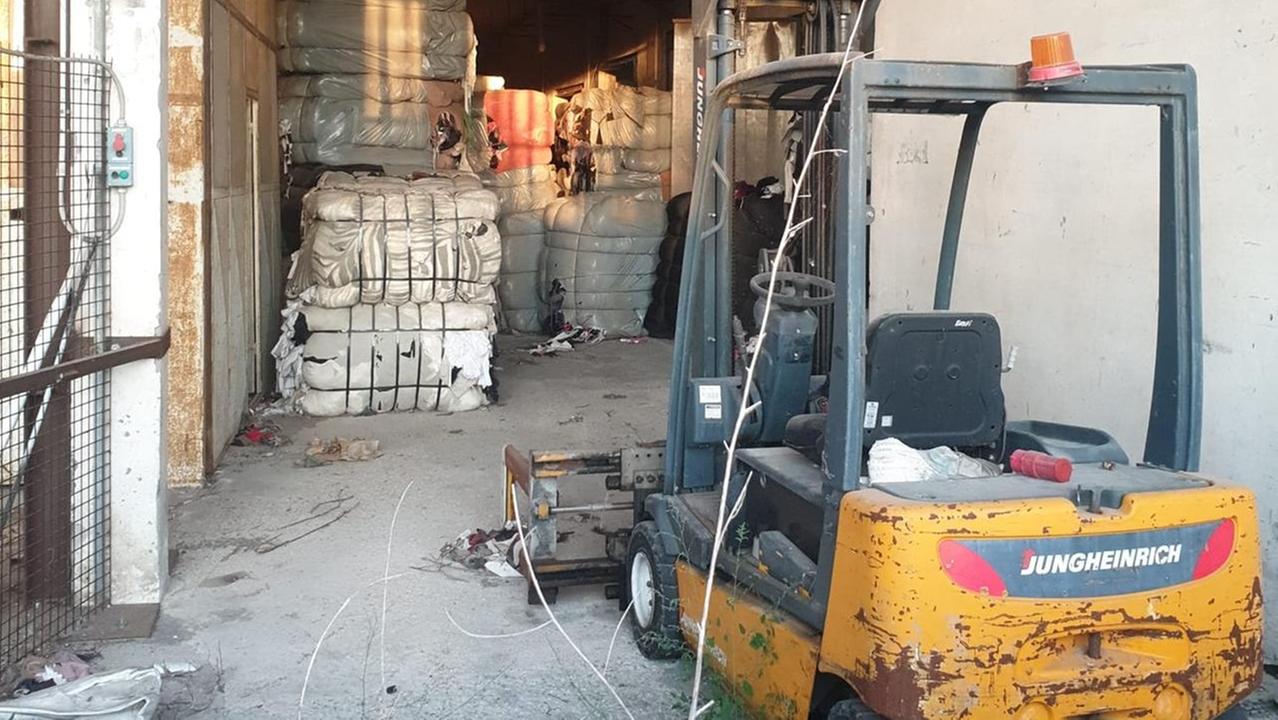 «Rifiuti e animali morti dentro il capannone», l’allarme a Tresigallo