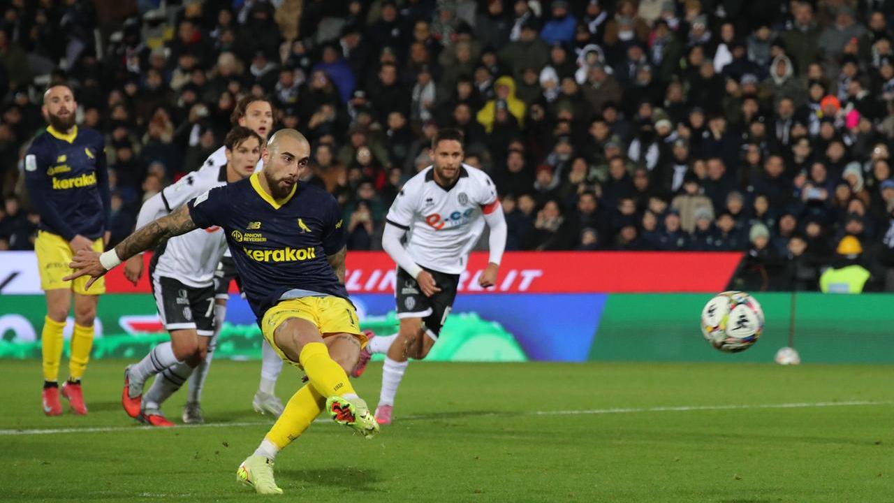 Il rigore sbagliato da Gliozzi al 24'