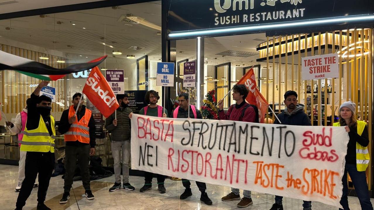 La protesta davanti a uno dei due ristoranti ai Gigli