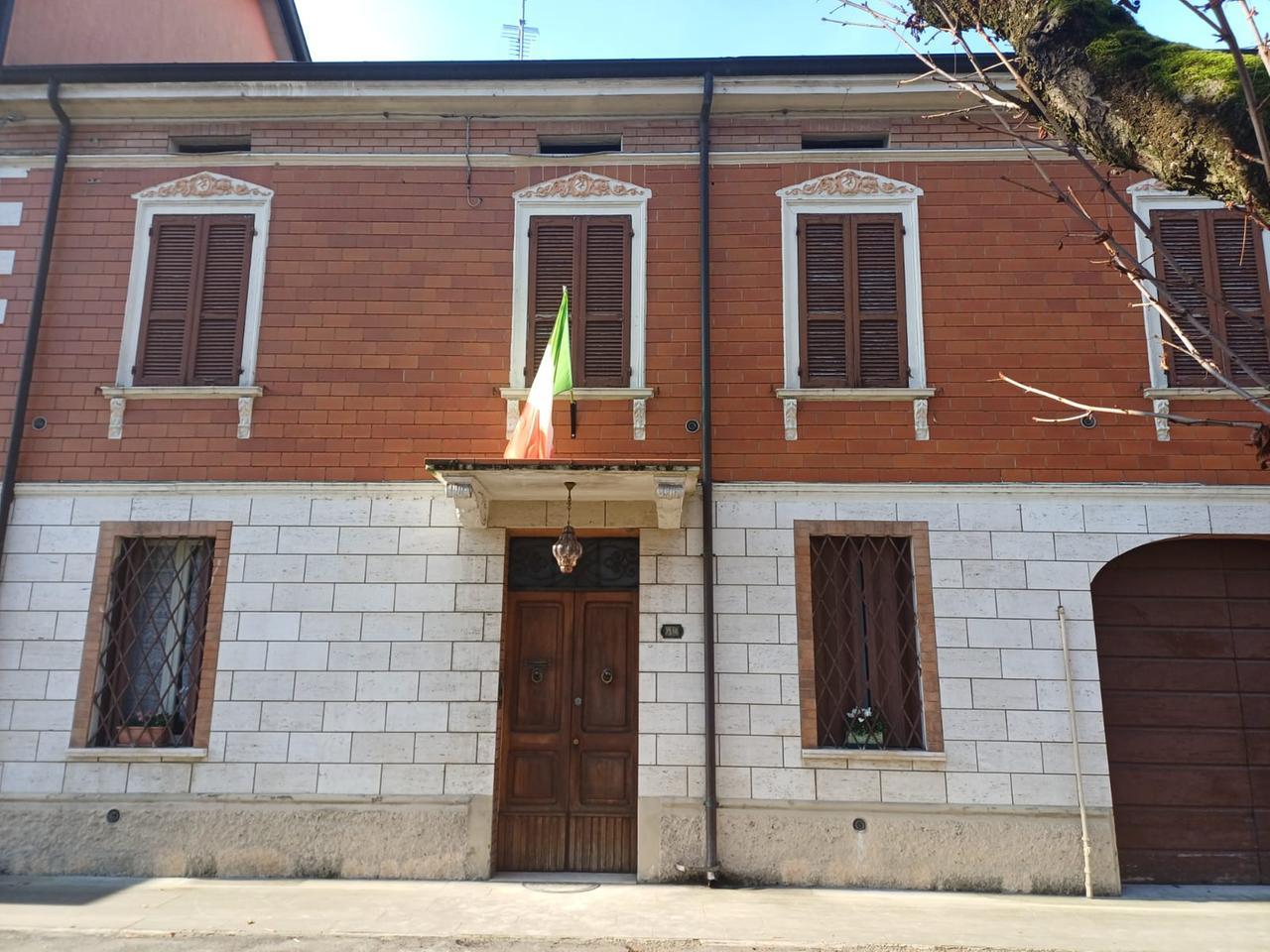 Crolla il soffitto di un’abitazione a Boretto: madre e figlio estratti vivi dalle macerie