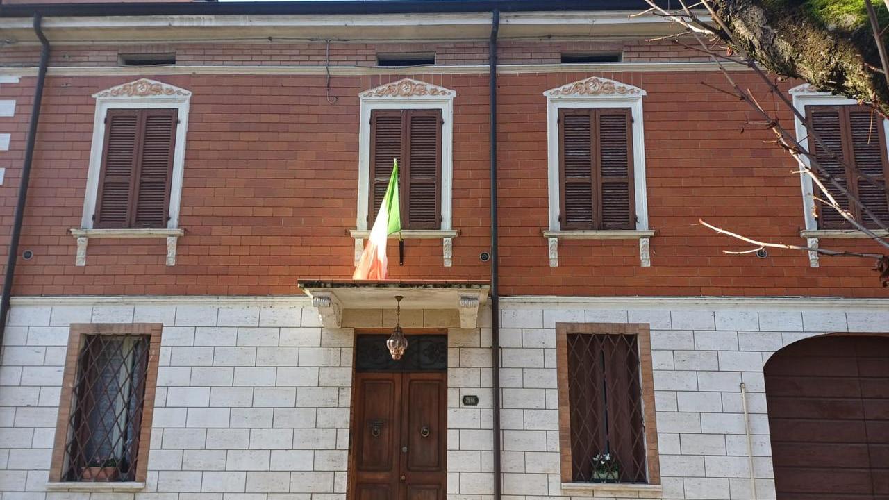 Crolla il soffitto di un’abitazione a Boretto: madre e figlio estratti vivi dalle macerie