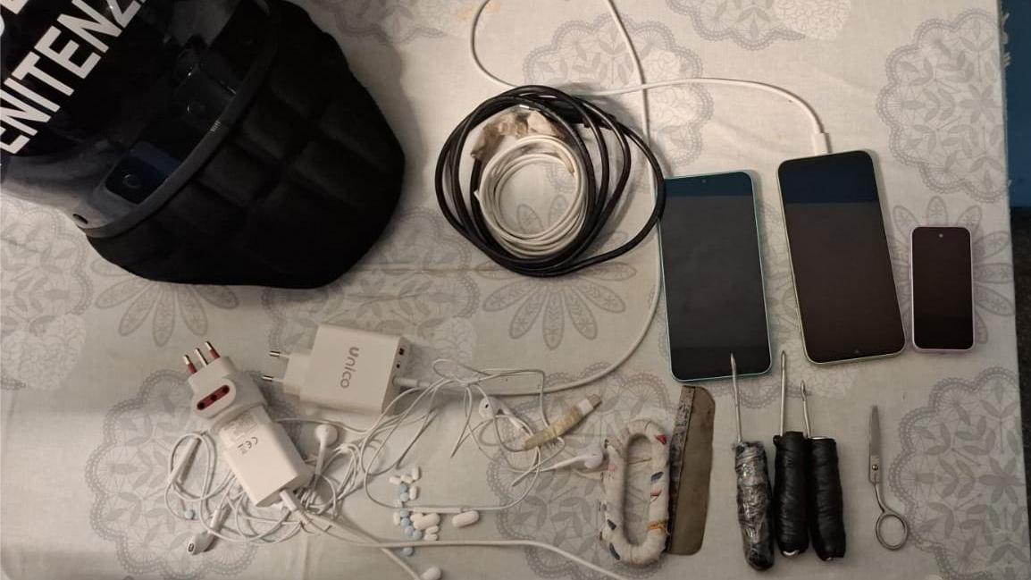 Il materiale sequestrato nella cella 147 della Dogaia