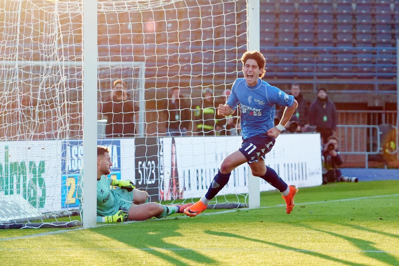 
	La gioia di Stiven Shpendi dopo il 2-0 (foto Nucci)

