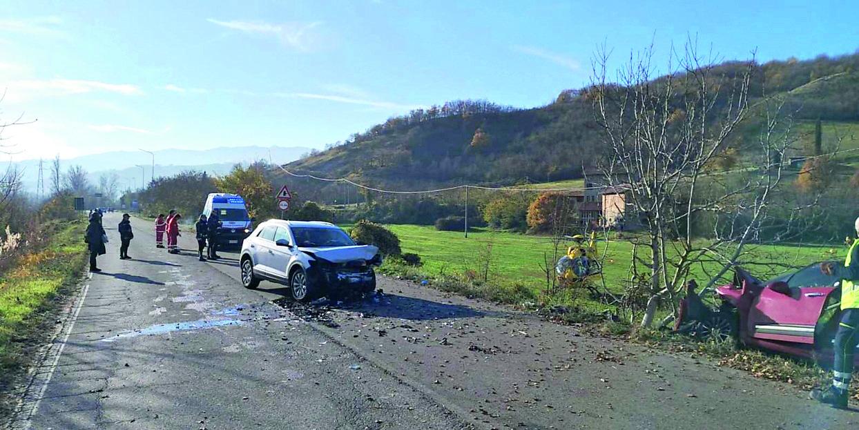 Frontale tra due auto a Roteglia: feriti due mamme e tre bambini piccoli