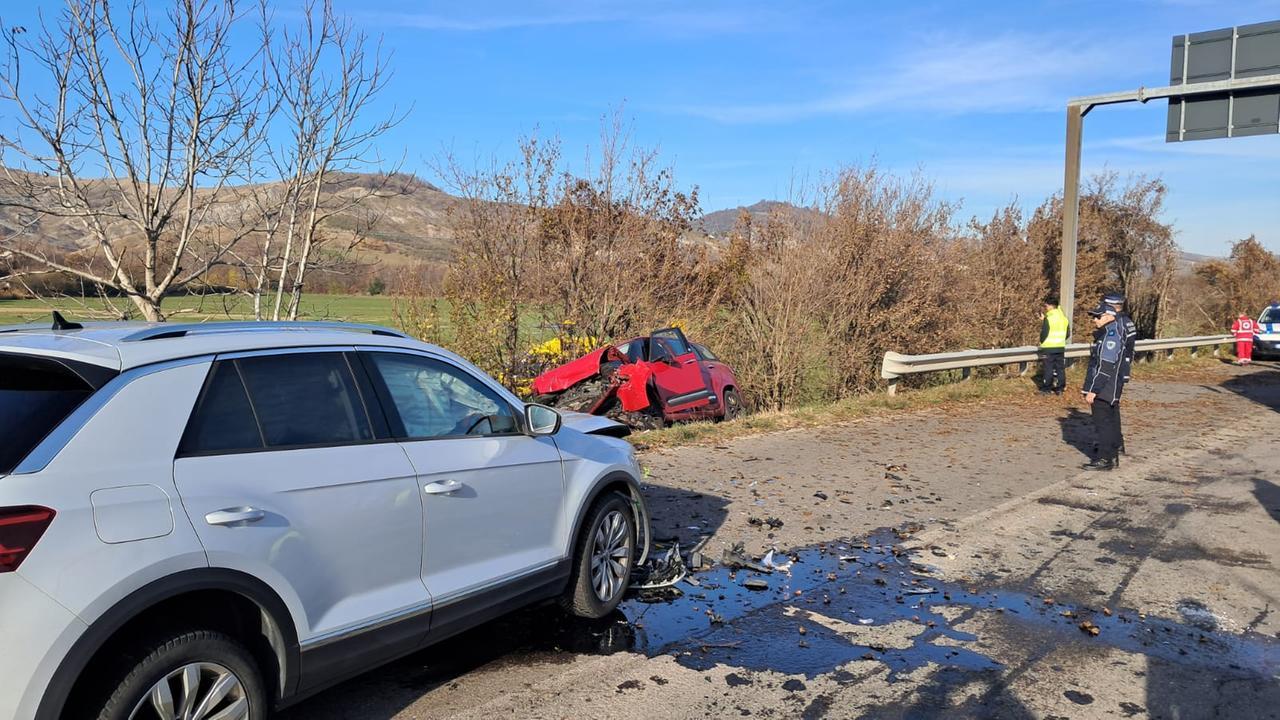 
	Le auto dopo il frontale

