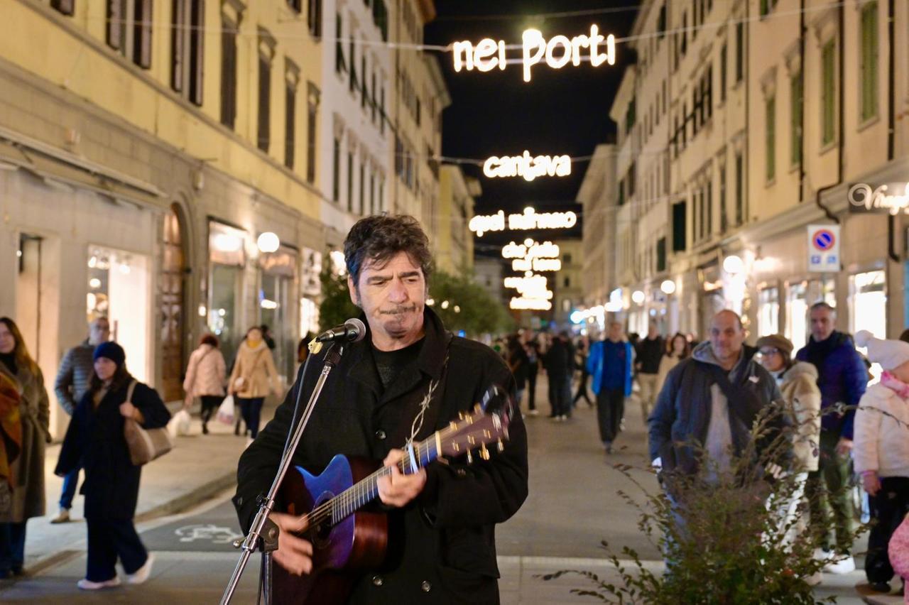 Livorno, in via Ricasoli la luminaria col testo di Bobo Rondelli