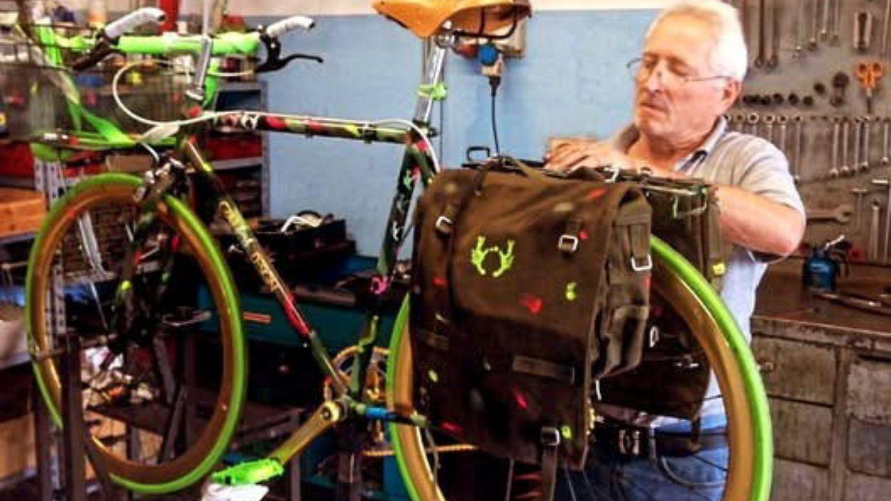 Luigi Pezzini all’interno del suo Pezzini Bike Shop al Secco