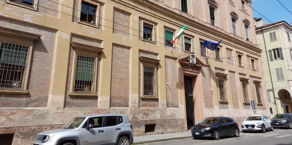 Spia e disturba i vicini di casa a Vignola. Va a processo per atti persecutori