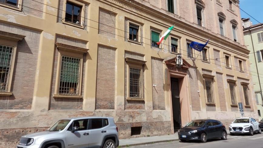 Spia e disturba i vicini di casa a Vignola. Va a processo per atti persecutori