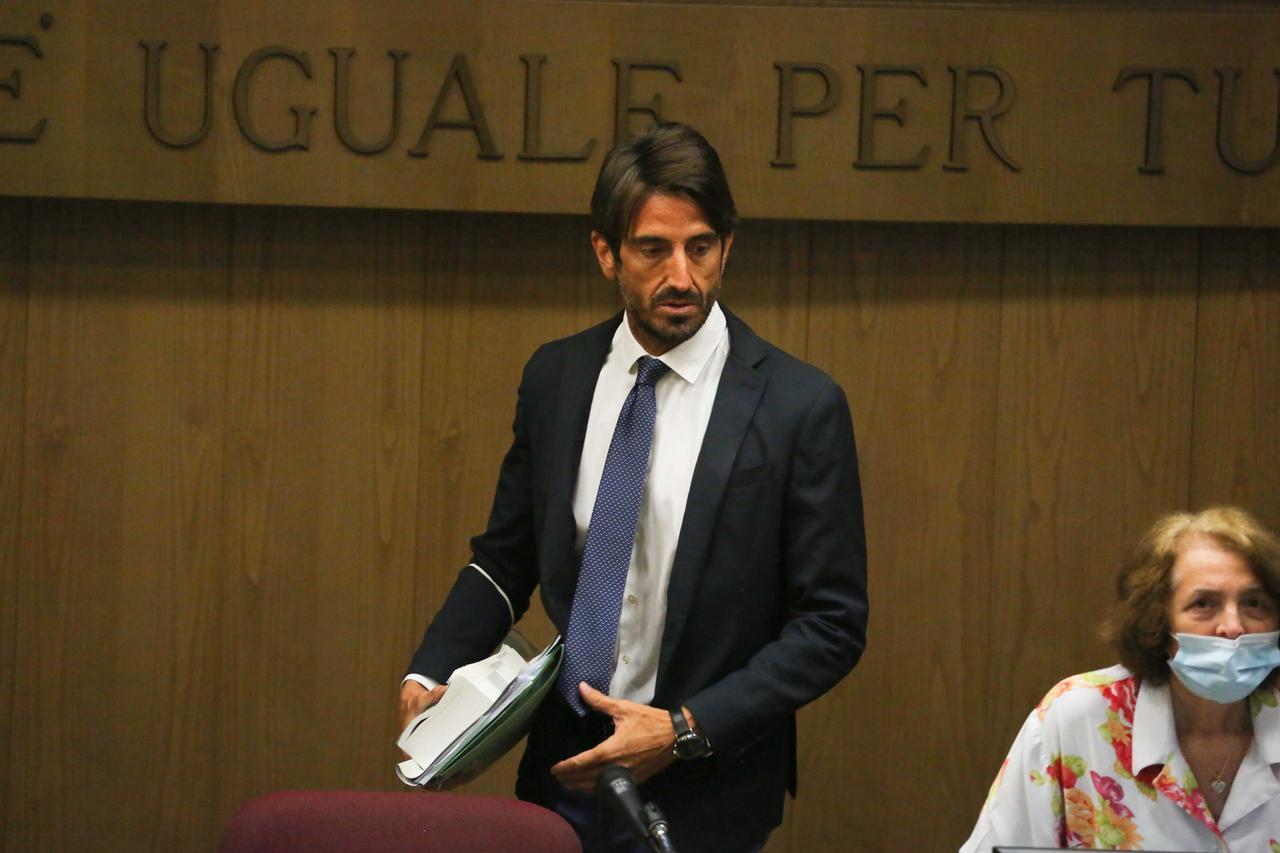 Minacce al giudice Rat, croce nera spray sulla porta di casa