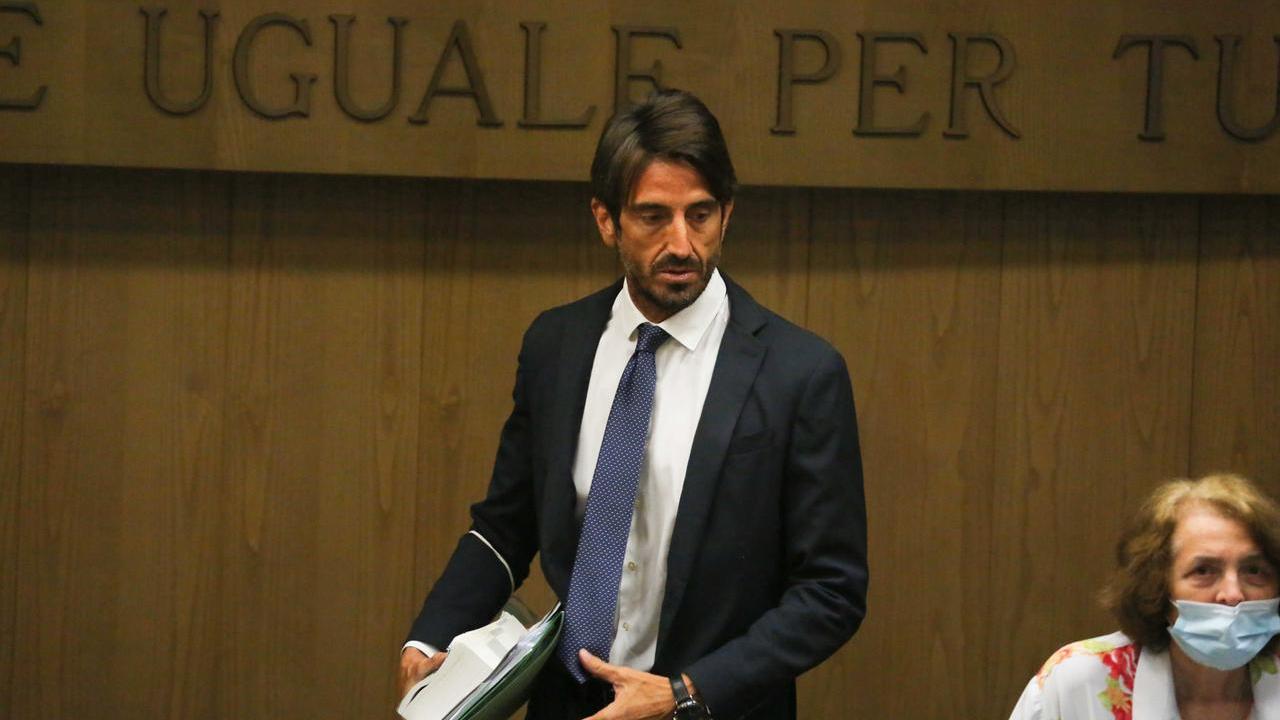 Minacce al giudice Rat, croce nera spray sulla porta di casa