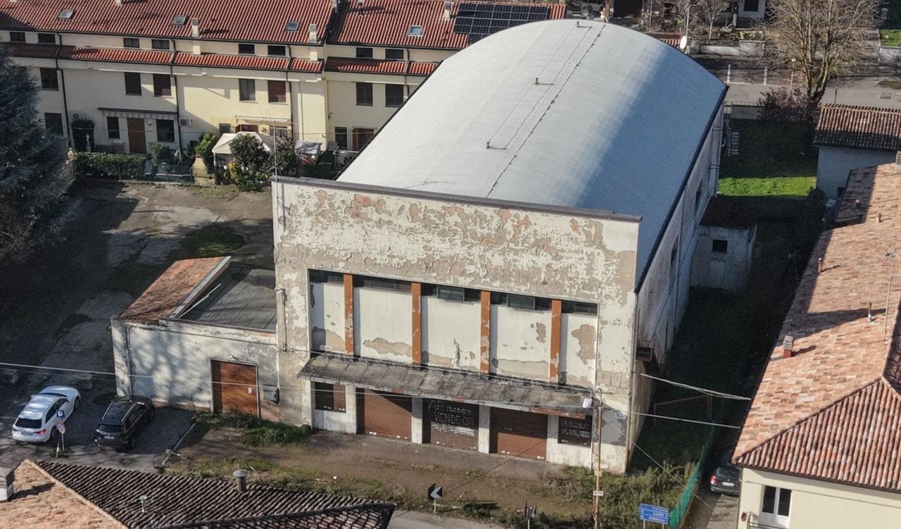 
	L'ex cinema Cristallo visto dall'alto

