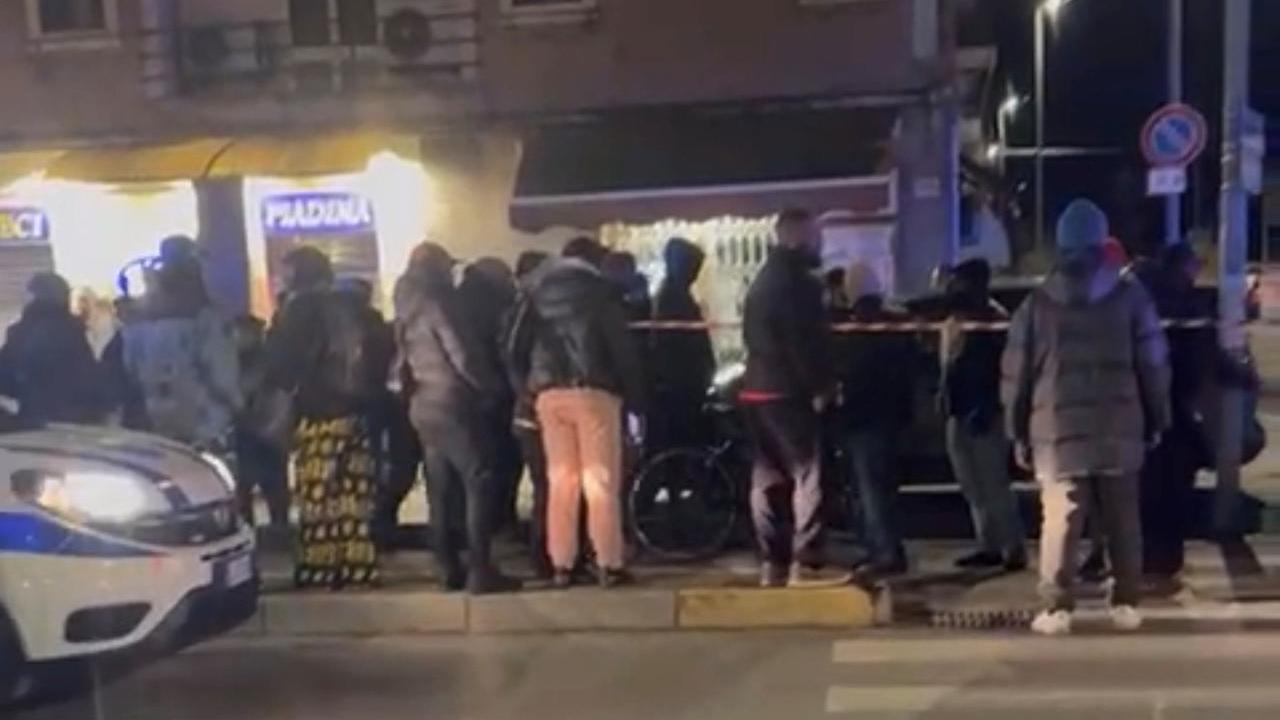 Morto in strada dopo il controllo, il giovane era stato portato in caserma