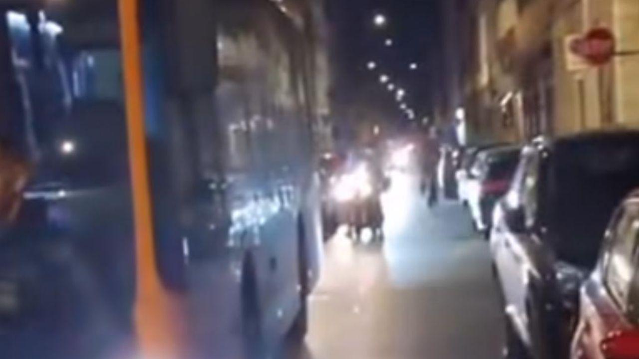 Livorno, ancora caos sosta in corso Amedeo: decine di macchine sui marciapiedi