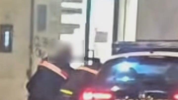 Livorno, rifiuta l’identificazione e “lotta” con i carabinieri: finisce in caserma