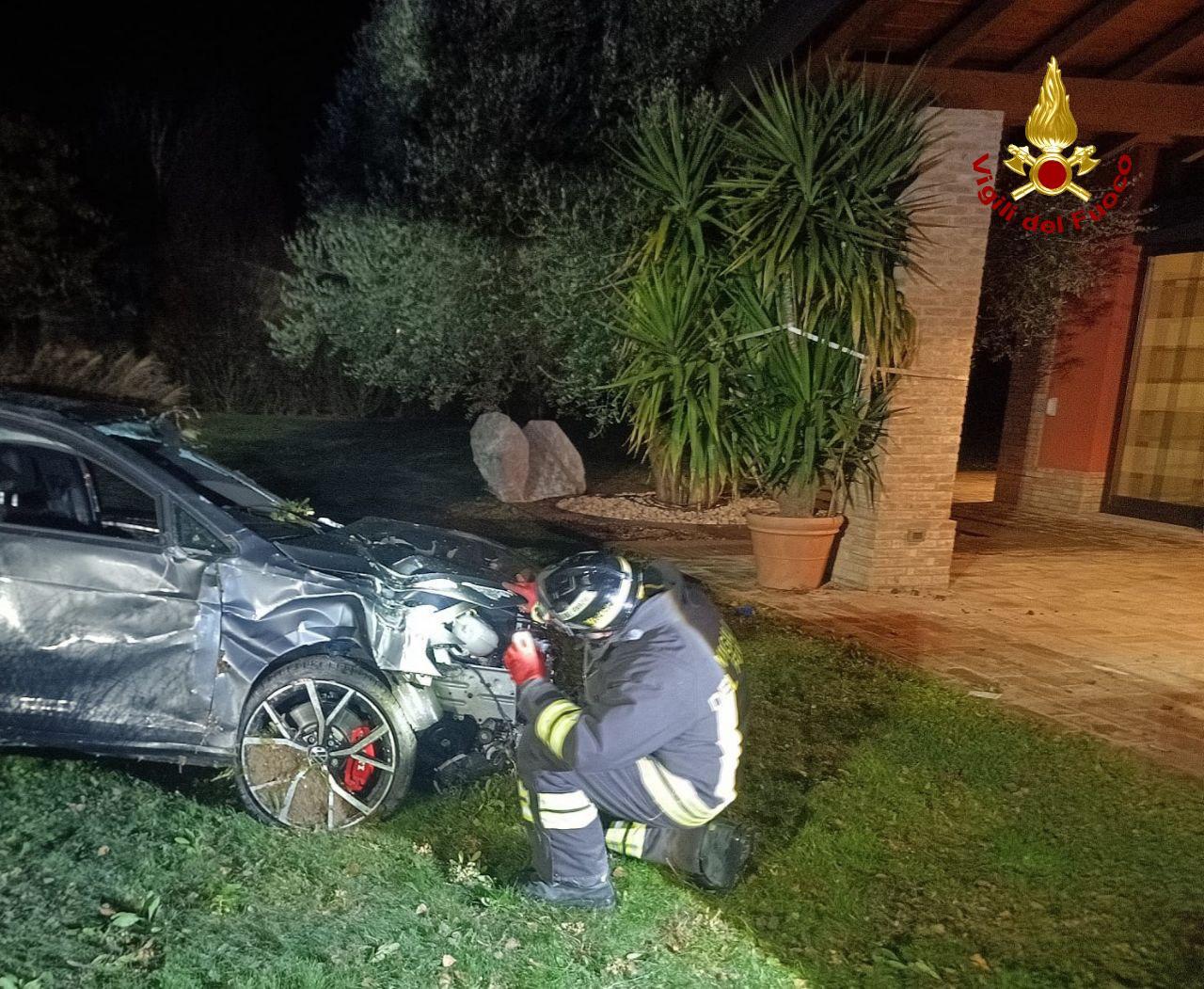 Vola con l’auto nel giardino di una casa: grave un 23enne