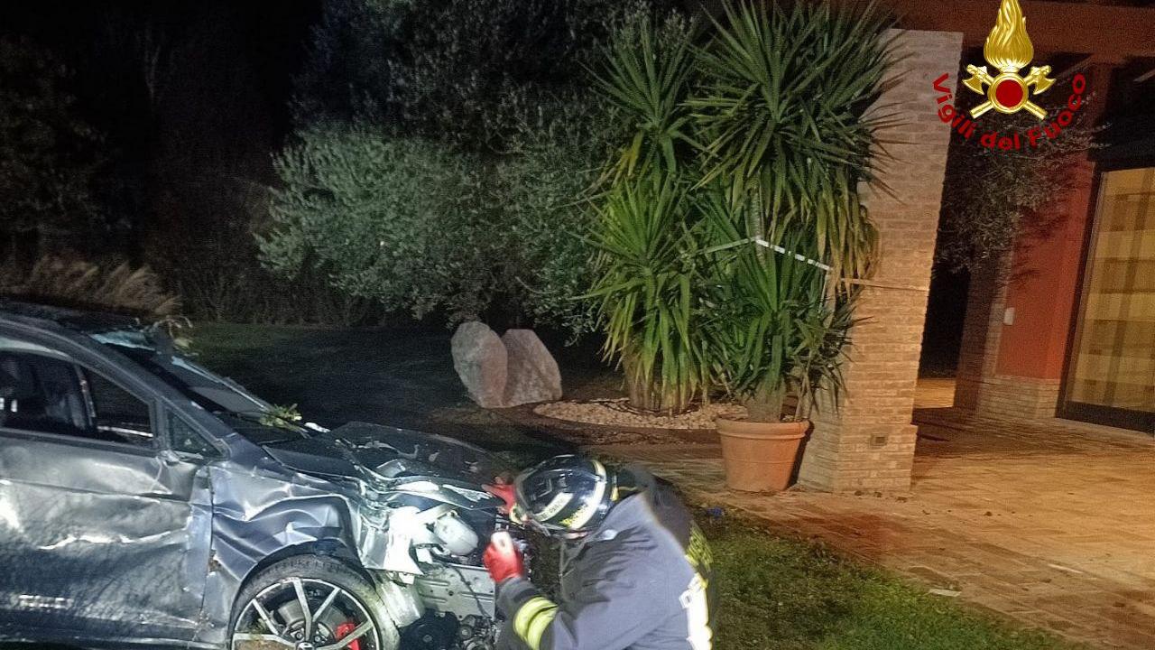 Vola con l’auto nel giardino di una casa: grave un 23enne