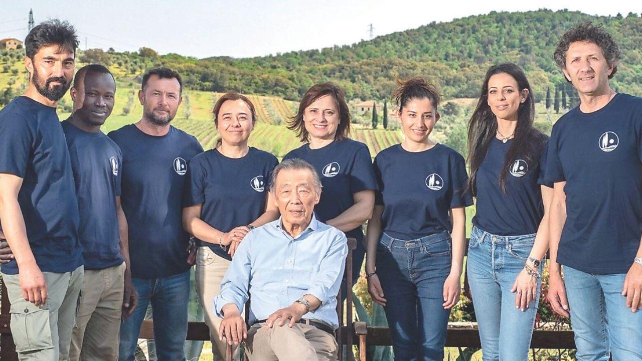 
	Hideyuki Miyakawa con lo staff dell&rsquo;azienda agricola

